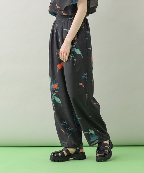 Paradise Picnic(パラダイスピクニック)の「TE VALT アートフラワープリントタックパンツ(その他パンツ・レディース・ホワイト/ネイビー・FREE)」の2枚目の写真