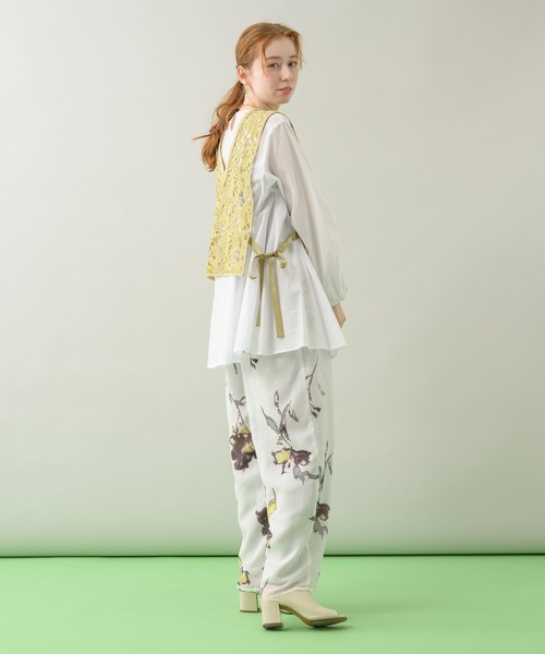 Paradise Picnic(パラダイスピクニック)の「TE VALT アートフラワープリントタックパンツ(その他パンツ・レディース・ホワイト/ネイビー・FREE)」の4枚目の写真