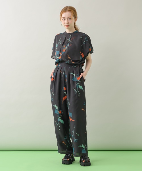 Paradise Picnic(パラダイスピクニック)の「TE VALT アートフラワープリントタックパンツ(その他パンツ・レディース・ホワイト/ネイビー・FREE)」の15枚目の写真