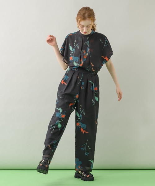 Paradise Picnic(パラダイスピクニック)の「TE VALT アートフラワープリントタックパンツ(その他パンツ・レディース・ホワイト/ネイビー・FREE)」の17枚目の写真