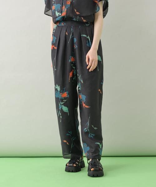 Paradise Picnic(パラダイスピクニック)の「TE VALT アートフラワープリントタックパンツ(その他パンツ・レディース・ホワイト/ネイビー・FREE)」の20枚目の写真