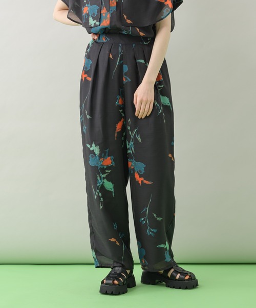 Paradise Picnic(パラダイスピクニック)の「TE VALT アートフラワープリントタックパンツ(その他パンツ・レディース・ホワイト/ネイビー・FREE)」の21枚目の写真