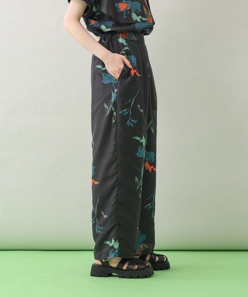 Paradise Picnic(パラダイスピクニック)の「TE VALT アートフラワープリントタックパンツ(その他パンツ・レディース・ホワイト/ネイビー・FREE)」の22枚目の写真