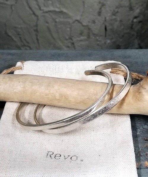 Revo.（レボ）の「Revo. ダブル ブラスバングル［2本セット］（バングル/リストバンド・メンズ・アンティークシルバー/アンティークゴールド/シルバー・FREE）」の2枚目の写真