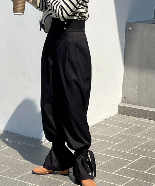 emi+（エミプラス）の「裾ベルトボタンスリットハイウエストテーパード