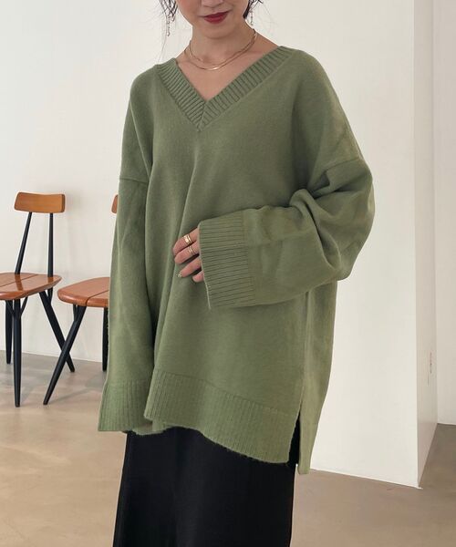 MAJESTIC LEGON(マジェスティックレゴン)の「FruityカラーVニット(ニット/セーター・レディース・パープル/オレンジ/グリーン/アイボリー・MEDIUM)」の3枚目の写真