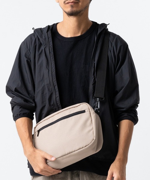 MURA(ムラ)の「サスティナブル R-PET 撥水抗菌 7ポケット 大容量 スクエア ショルダーバッグ(ショルダーバッグ・メンズ・ブラック/サンドグレー/グレー・FREE)」の3枚目の写真