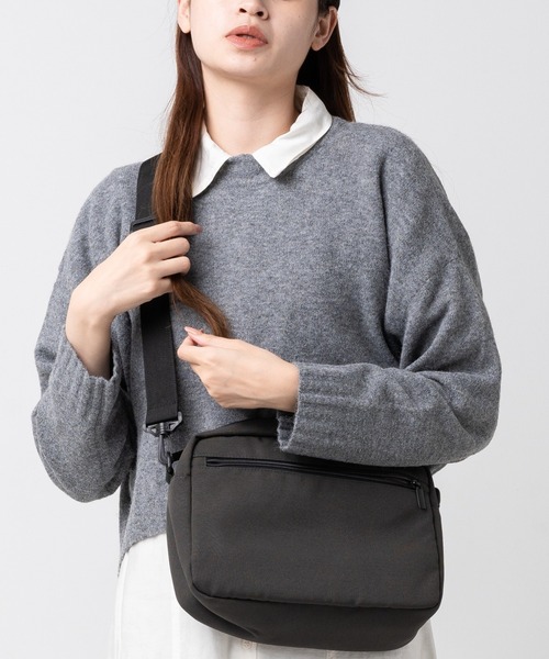 MURA(ムラ)の「サスティナブル R-PET 撥水抗菌 7ポケット 大容量 スクエア ショルダーバッグ(ショルダーバッグ・メンズ・ブラック/サンドグレー/グレー・FREE)」の9枚目の写真