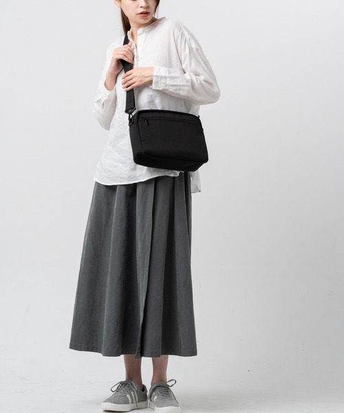 MURA(ムラ)の「サスティナブル R-PET 撥水抗菌 7ポケット 大容量 スクエア ショルダーバッグ(ショルダーバッグ・メンズ・ブラック/サンドグレー/グレー・FREE)」の6枚目の写真