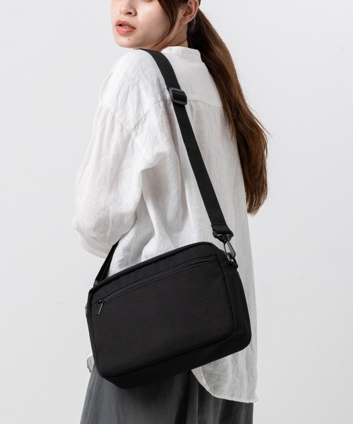 MURA(ムラ)の「サスティナブル R-PET 撥水抗菌 7ポケット 大容量 スクエア ショルダーバッグ(ショルダーバッグ・メンズ・ブラック/サンドグレー/グレー・FREE)」の5枚目の写真