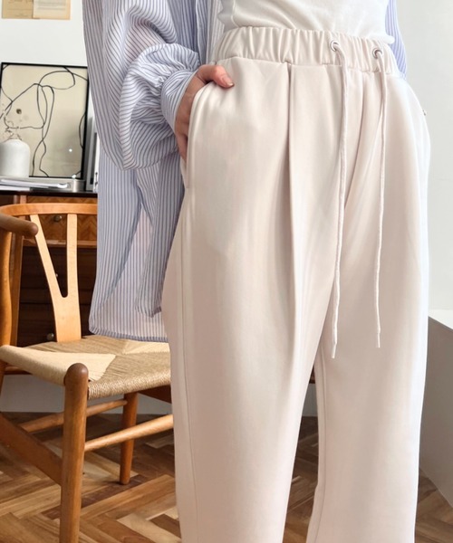 moment+（モーメントプラス）の「【セットアップ対応】ダンボールイージータックパンツ（その他パンツ・レディース・ブラック/アイボリー/グレイッシュベージュ・M/L）」の11枚目の写真