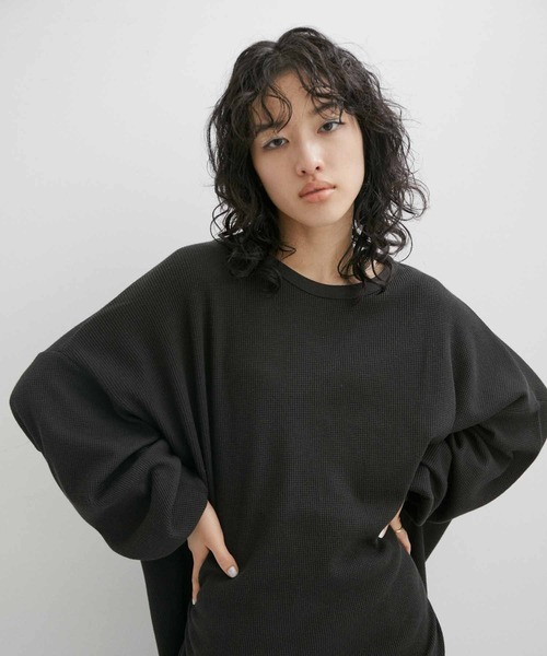 ADAM ET ROPE'(アダムエロペ)の「【WEB限定】ボリュームスリーブ サーマル ロングスリーブ カットソー / 2トーン / ユニセックス(Tシャツ/カットソー・メンズ・ホワイト/ブラック/グレー・M/L)」の2枚目の写真