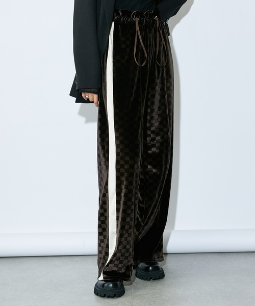 Lui's（ルイス）の「ドロストベロアラインパンツ（その他パンツ・レディース・ブラック/ブラウン/サックスブルー・FREE）」の3枚目の写真