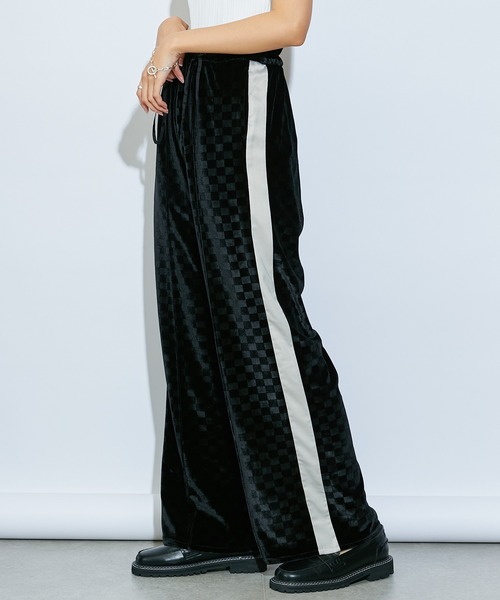 Lui's（ルイス）の「ドロストベロアラインパンツ（その他パンツ・レディース・ブラック/ブラウン/サックスブルー・FREE）」の4枚目の写真