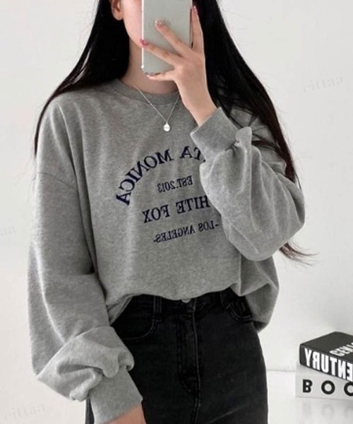 Dalfwin(ダールフィン)の「韓国ファッションMONICA刺繍ロゴオーバーサイズスウェット(スウェット・レディース・ネイビー/グレー/オートミール・FREE)」の5枚目の写真