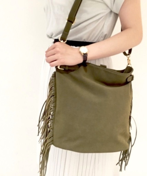 Chico(チコ)の「フリンジ付2WAYリュック(バックパック/リュック・レディース・グレー/ホワイト/カーキ・FREE)」の1枚目の写真