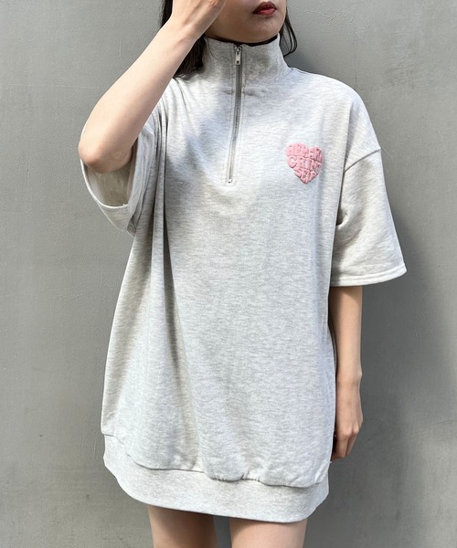 INGNI(イング)の「ハーフZIP BACKハートロゴミニスウェット半袖チュニック(その他トップス・レディース・ベージュ系その他3/ベージュ系その他4/ピンク系6/ブラック×ピンク・M)」の4枚目の写真