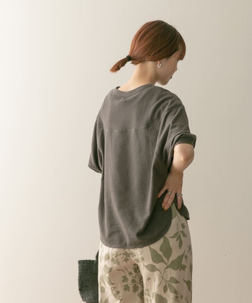 URBAN RESEARCH DOORS(アーバンリサーチドアーズ)の「スラブインレイ切替プルオーバー(Tシャツ/カットソー・レディース・チャコールグレー/オフホワイト/ライトカーキ・MEDIUM)」の6枚目の写真