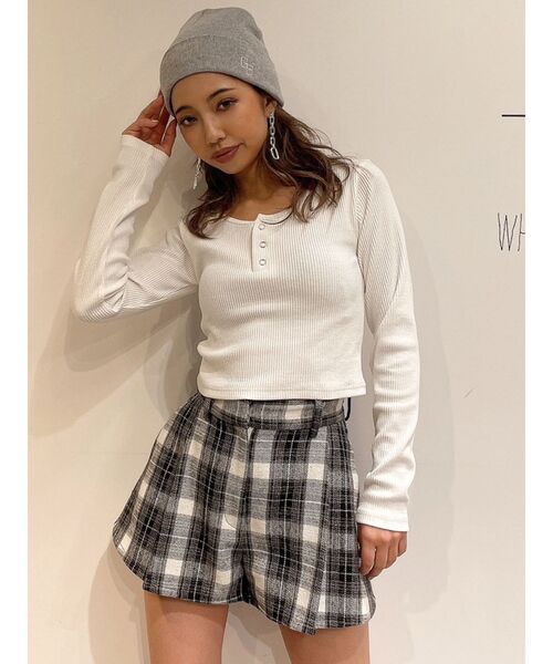 GYDA(ジェイダ)の「BACK EMBROIDERYヘンリーネック TOPS(Tシャツ/カットソー・レディース・ブラック/オフホワイト・FREE)」の7枚目の写真