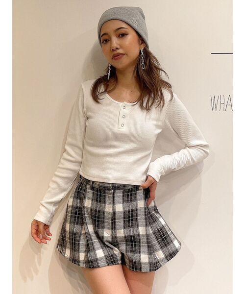 GYDA(ジェイダ)の「BACK EMBROIDERYヘンリーネック TOPS(Tシャツ/カットソー・レディース・ブラック/オフホワイト・FREE)」の3枚目の写真