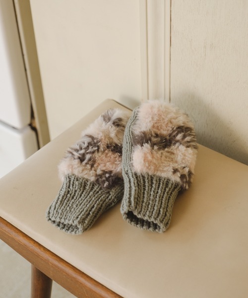 Kastane(カスタネ)の「【2023AWカタログ掲載】ファーニットアームウォーマー(アームカバー・レディース・グレー/アイボリー・FREE)」の8枚目の写真