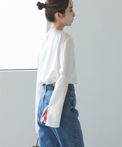 新品【ノーブル NOBLE】サテン　長袖　ブラウス　ホワイト　白　スリット　袖 Noble（ノーブル）の「アセテートサテンプレーンブラウス