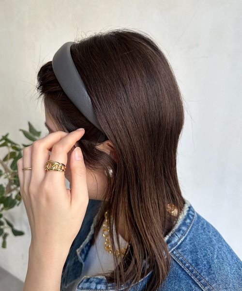 DouDou(ドゥドゥ)の「フェイクレザーカチューシャ(カチューシャ・レディース・グレー/ブラック・FREE)」の1枚目の写真