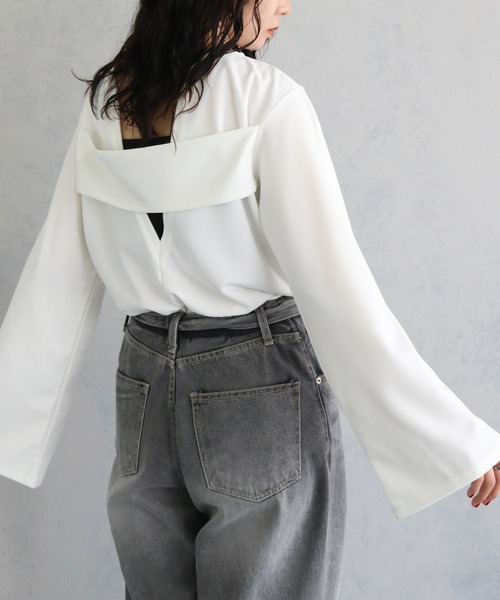 cheriella(シェリエラ)の「【cheriella】WEB限定カットジョーゼットバックデザインプルオーバー(Tシャツ/カットソー・レディース・ブラック/オフホワイト/ブルー・M)」の2枚目の写真