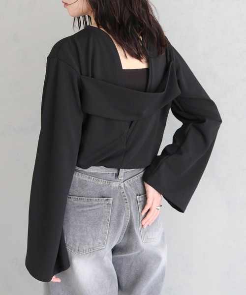 cheriella(シェリエラ)の「【cheriella】WEB限定カットジョーゼットバックデザインプルオーバー(Tシャツ/カットソー・レディース・ブラック/オフホワイト/ブルー・M)」の1枚目の写真