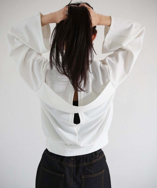 cheriella(シェリエラ)の「【cheriella】WEB限定カットジョーゼットバックデザインプルオーバー(Tシャツ/カットソー・レディース・ブラック/オフホワイト/ブルー・M)」の5枚目の写真