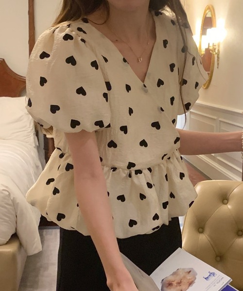 Twinkle;pm(トゥインクルピーエム)の「パフスリーブハート柄ペプラムブラウス(シャツ/ブラウス・レディース・ホワイト×ブラック・SMALL/MEDIUM/LARGE/X-LARGE)」の4枚目の写真