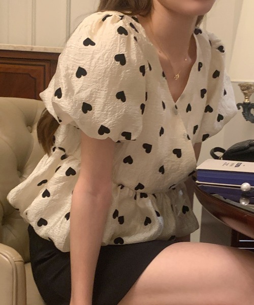 Twinkle;pm(トゥインクルピーエム)の「パフスリーブハート柄ペプラムブラウス(シャツ/ブラウス・レディース・ホワイト×ブラック・SMALL/MEDIUM/LARGE/X-LARGE)」の7枚目の写真