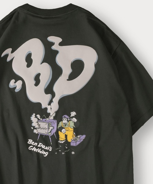 BEN DAVIS(ベンデイビス)の「【BENDAVIS/ベンデイビス】BEN SMOKING TV TEE/BDブランドイニシャルTシャツ/バックプリント/オーバーサイズ(Tシャツ/カットソー・メンズ・マスタード/グリーン/チャコールグレー/ホワイト・M/L/XL)」の1枚目の写真