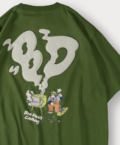 BEN DAVIS(ベンデイビス)の「【BENDAVIS/ベンデイビス】BEN SMOKING TV TEE/BDブランドイニシャルTシャツ/バックプリント/オーバーサイズ(Tシャツ/カットソー・メンズ・マスタード/グリーン/チャコールグレー/ホワイト・M/L/XL)」の3枚目の写真