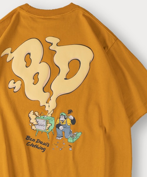 BEN DAVIS(ベンデイビス)の「【BENDAVIS/ベンデイビス】BEN SMOKING TV TEE/BDブランドイニシャルTシャツ/バックプリント/オーバーサイズ(Tシャツ/カットソー・メンズ・マスタード/グリーン/チャコールグレー/ホワイト・M/L/XL)」の4枚目の写真