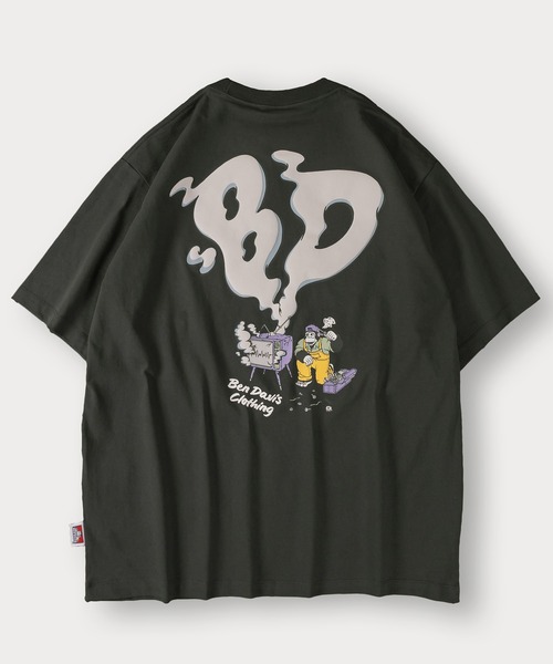 BEN DAVIS(ベンデイビス)の「【BENDAVIS/ベンデイビス】BEN SMOKING TV TEE/BDブランドイニシャルTシャツ/バックプリント/オーバーサイズ(Tシャツ/カットソー・メンズ・マスタード/グリーン/チャコールグレー/ホワイト・M/L/XL)」の6枚目の写真