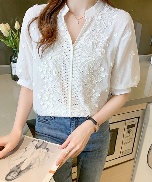 Pittok(ピットク)の「立体刺繍小花柄プルオーバーブラウス(シャツ/ブラウス・レディース・ホワイト系その他/ホワイト系その他2・M/L)」の6枚目の写真