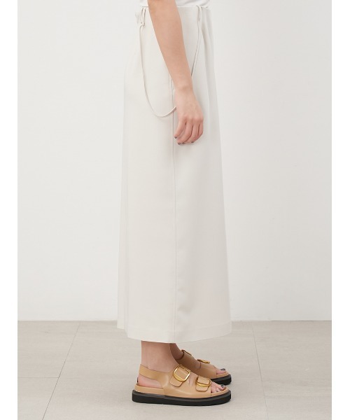 Mila Owen(ミラオーウェン)の「サスペンダーストレートナロースカート(スカート・レディース・グレイッシュベージュ/ブラック/アイボリー・1/0)」の7枚目の写真