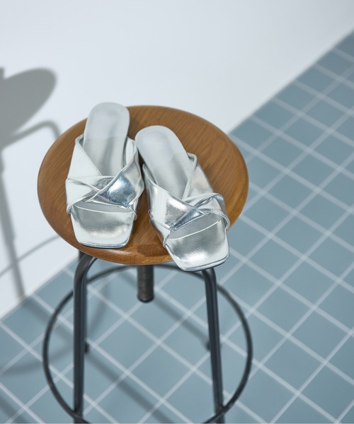 THE YOn（ザヨン）の「ノットフラットサンダル（サンダル・レディース・ブラック/アイボリー/シルバー/ゴールド・36/38/37）」の7枚目の写真