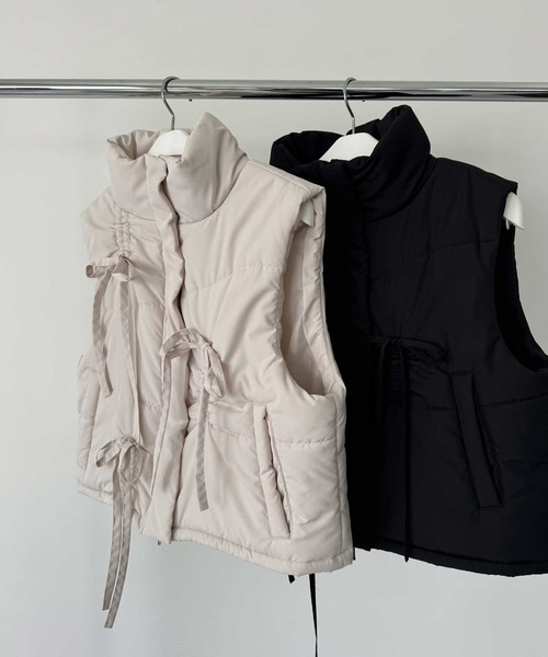 nelliy.(ネルリー)の「リボンフェイクダウンベスト(ダウンベスト・レディース・アイボリー/ブラック・MEDIUM/LARGE)」の10枚目の写真