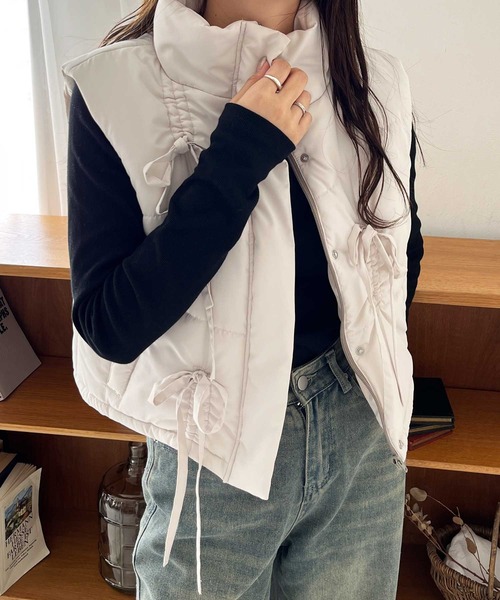 nelliy.(ネルリー)の「リボンフェイクダウンベスト(ダウンベスト・レディース・アイボリー/ブラック・MEDIUM/LARGE)」の8枚目の写真