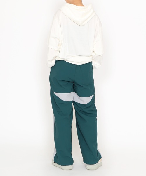 PUNYUS(プニュズ)の「ラインデザインナイロンパンツ(その他パンツ・レディース・グリーン/ピンク/ネイビー・1/2/3/4)」の13枚目の写真