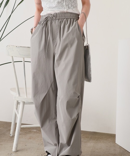 ROOPTOKYO(ループトウキョウ)の「Wide nylon training pants/ワイドナイロンパンツ トレーニングパンツ パラシュートパンツ タックデザイン(その他パンツ・メンズ・アイボリー/ブラック/オリーブ/パープル/グレー・M/L/XL)」の4枚目の写真