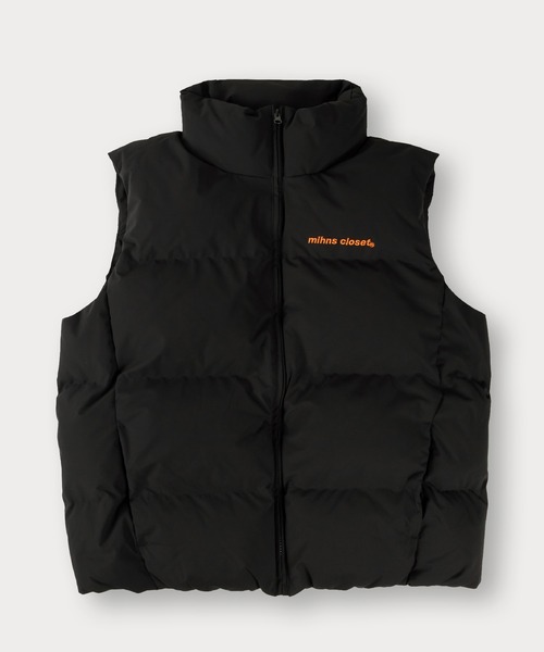 mihns closet(ミンズクローゼット)の「【mihns closet/ミンズクローゼット】ワンポイントロゴ ボリューム ファイバーダウンベスト(ダウンベスト・メンズ・ブラック/オフホワイト/ブラック系その他・M/L/XL)」の4枚目の写真
