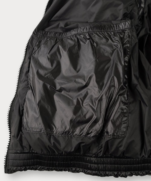 mihns closet(ミンズクローゼット)の「【mihns closet/ミンズクローゼット】ワンポイントロゴ ボリューム ファイバーダウンベスト(ダウンベスト・メンズ・ブラック/オフホワイト/ブラック系その他・M/L/XL)」の12枚目の写真