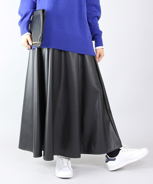 and it_（アンドイット）の「フェイクレザーフレアスカート（スカート・レディース・ブラック・M）」の2枚目の写真