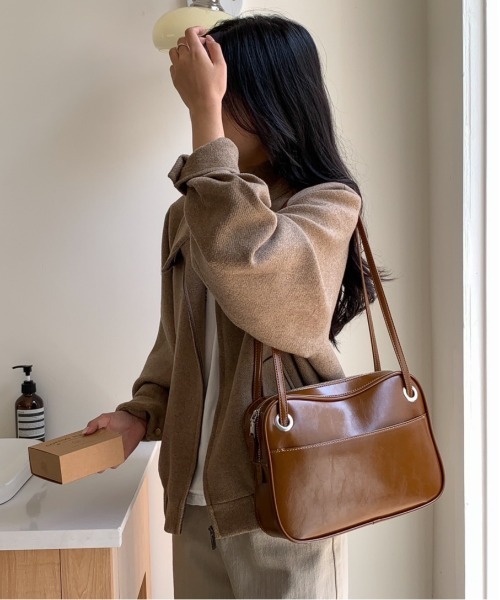 FINEnough（ファインナフ）の「ハトメ使い合皮スクエアショルダーバッグ（ショルダーバッグ・レディース・ブラウン/ブラック/ワインレッド・FREE）」の3枚目の写真