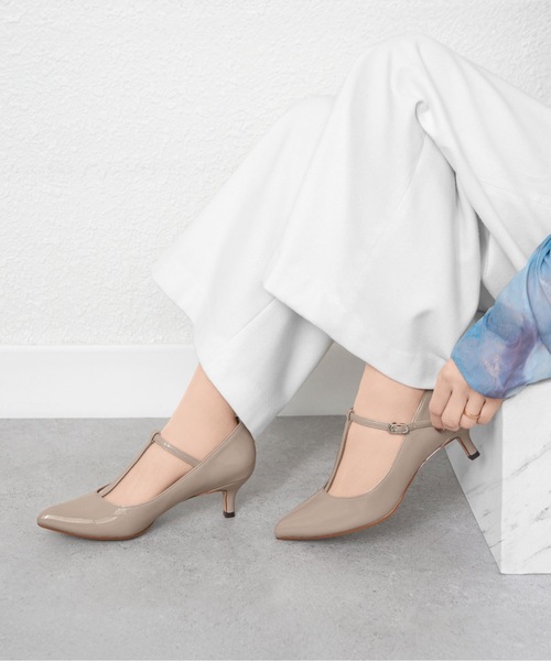 MAMIAN（マミアン）の「ポインテッドトゥ Tストラップパンプス (5.0cmヒール)（パンプス・レディース・シルバー/ブラック/グレイッシュベージュ・22.5cm/24.5cm/23.5cm/25.0cm/24.0cm/23.0cm）」の21枚目の写真