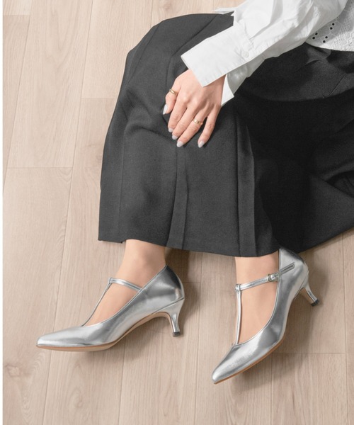 MAMIAN（マミアン）の「ポインテッドトゥ Tストラップパンプス (5.0cmヒール)（パンプス・レディース・シルバー/ブラック/グレイッシュベージュ・22.5cm/24.5cm/23.5cm/25.0cm/24.0cm/23.0cm）」の22枚目の写真