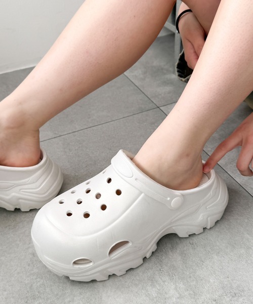 WEGO（ウィゴー）の「●WEGO/【25年春夏新作】厚底ラバーサンダル（サンダル・レディース・ホワイト系その他/ブラック系その他/ピンク/シルバー/ホワイト/ブラック/サックスブルー・SMALL/MEDIUM/LARGE）」の3枚目の写真